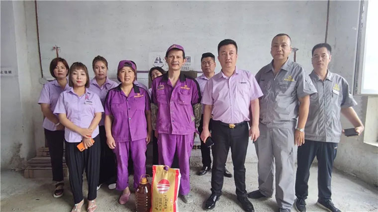 日中国女人屁眼黄色网站炎炎夏日，楚航装饰心系一线送清凉、走访慰问工地篇